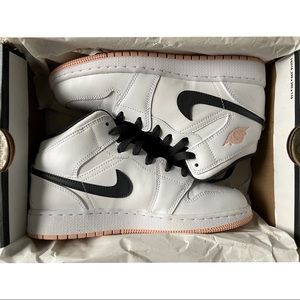 Jordan 1 Mid Arctic Orange